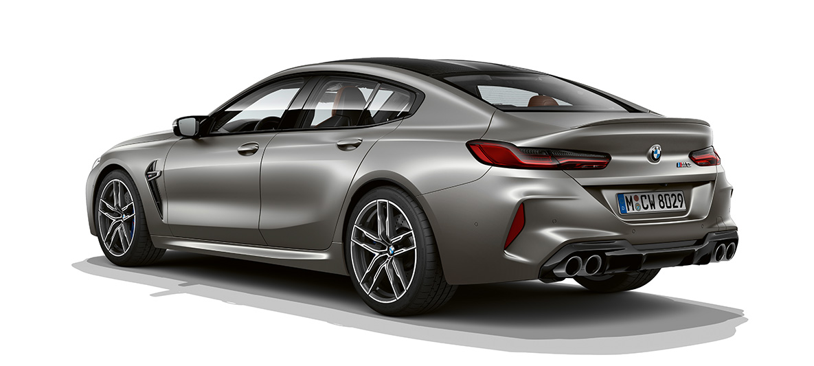 Tročetvrtinski prikaz stražnjeg kraja BMW-a M8 Gran Coupé Tročetvrtinski prikaz stražnjeg kraja BMW-a M8 Gran Coupé F93 2020 BMW Individual Frozen Dark Silver boje
