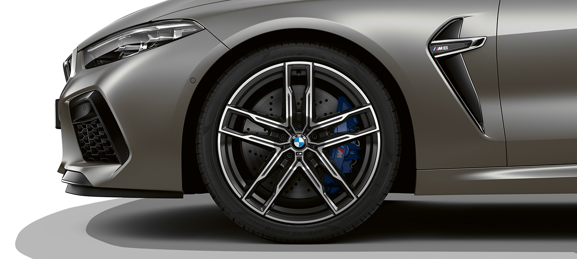 M lakometalni kotači BMW-a M8 Gran Coupé Bočni prikaz M lakometalnih kotača BMW-a M8 Gran Coupé F93 2020 BMW Individual Frozen Dark Silver boje