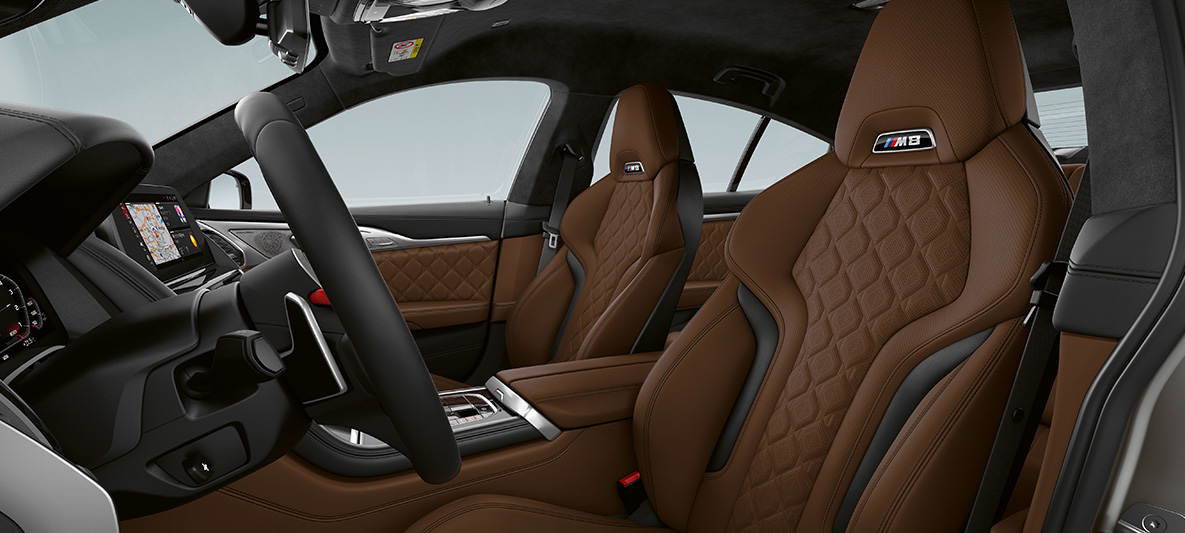 M Sport sjedala u 'Merino' koži BMW-a M8 Gran Coupé Unutrašnjost s M Sport sjedalima s M8 logotipom u 'Merino' koži BMW-a M8 Gran Coupé F93 2020