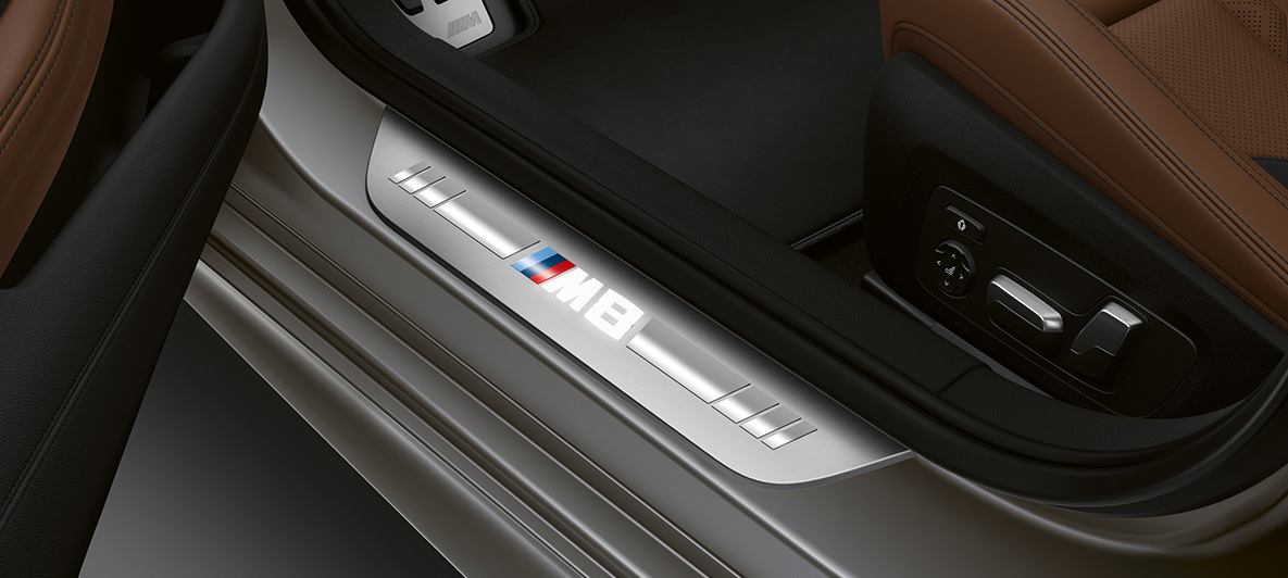 Gazišta pragova BMW-a M8 Gran Coupé Unutrašnjost s gazištima pragova s M8 oznakom BMW-a M8 Gran Coupé F93 2020