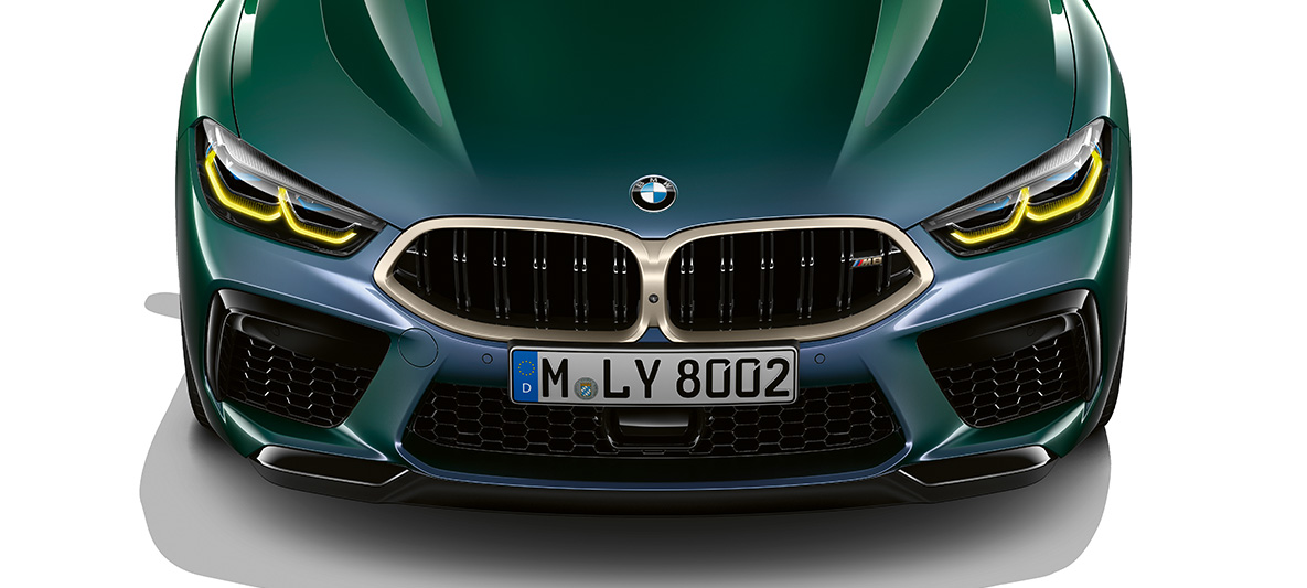 Prikaz prednjeg kraja BMW-a M8 Gran Coupé First Edition Prikaz prednjeg kraja BMW-a M8 Gran Coupé First Edition F93 2020 BMW Individual Aurora Diamond Green metalik boje