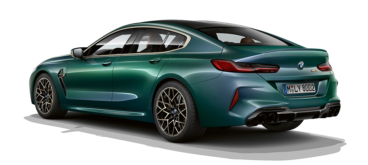 Tročetvrtinski prikaz stražnjeg kraja BMW-a M8 Gran Coupé First Edition Tročetvrtinski prikaz stražnjeg kraja BMW-a M8 Gran Coupé First Edition F93 2020 BMW Individual Aurora Diamond Green metalik boje