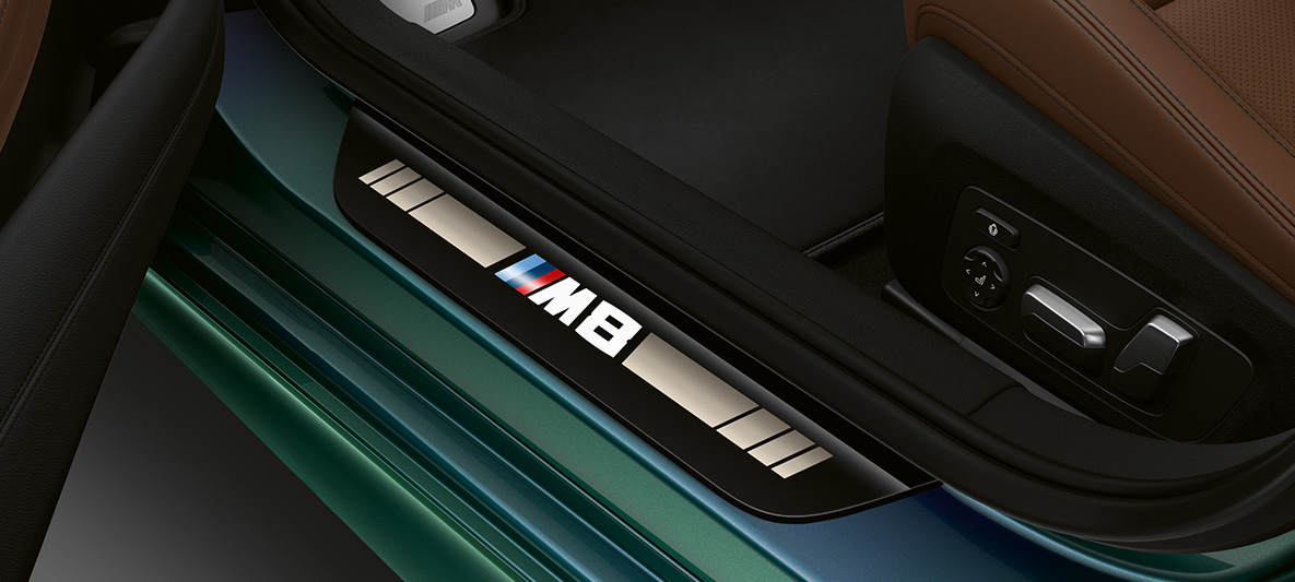 Gazišta pragova vrata BMW-a M8 Gran Coupé First Edition Unutrašnjost s gazištima pragova vrata s M8 oznakom BMW-a M8 Gran Coupé First Edition F93 2020 BMW Individual Aurora Diamond Green metalik boje