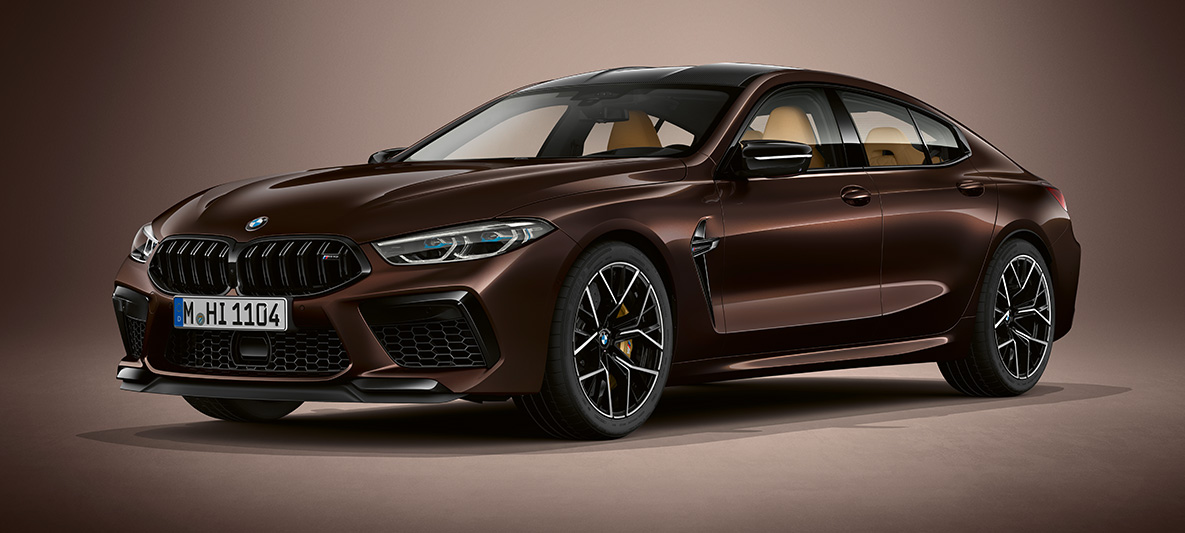 BMW M8 Competition Gran Coupé Individual Almandine Brown metalik boje Tročetvrtinski prikaz prednjeg kraja BMW M8 Competition Gran Coupé F93 2020 BMW Individual Almandine Brown metalik boje
