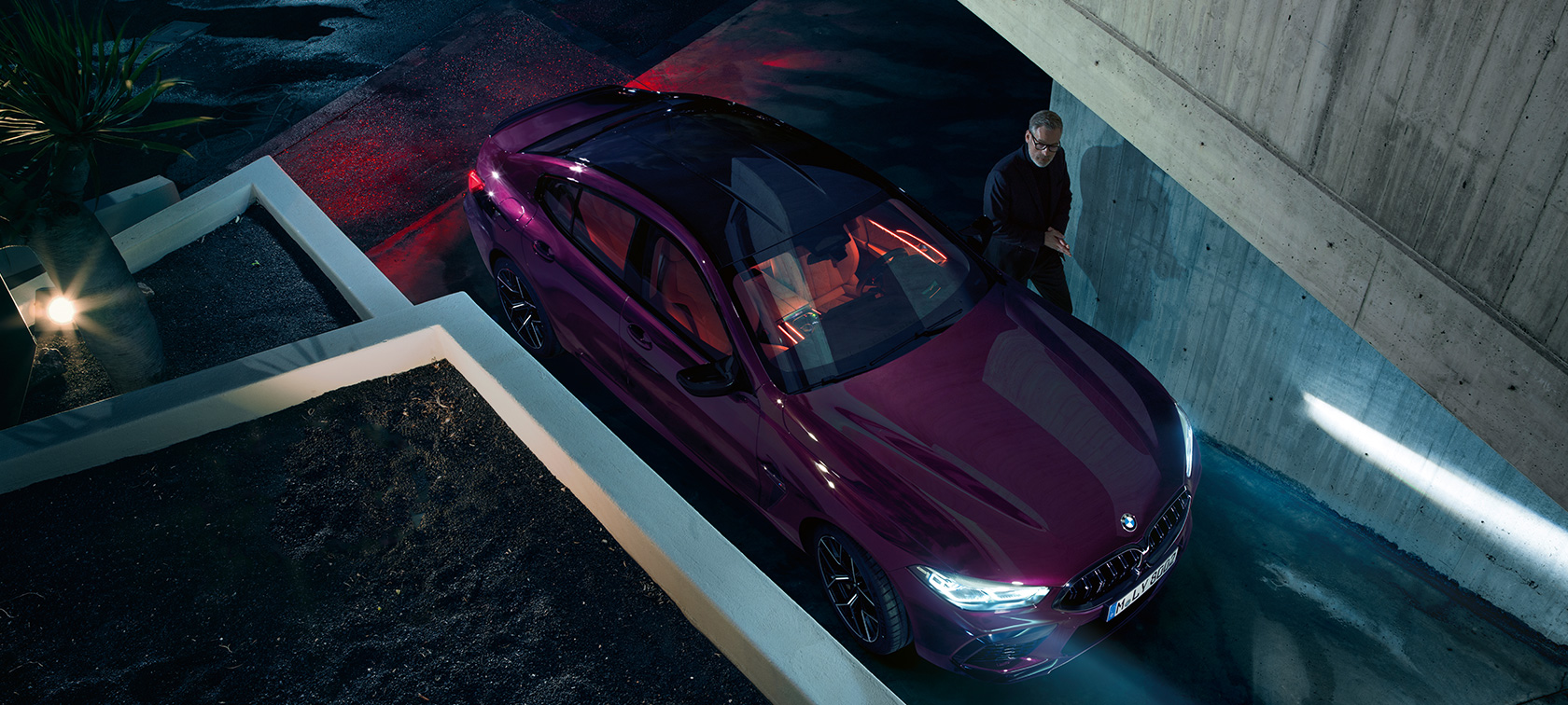 Prikaz iz ptičje perspektive BMW-a M8 Competition Gran Coupé Prikaz iz ptičje perspektive BMW-a M8 Competition Gran Coupé F93 2020 BMW Individual Ametrine metalik boje dok stoji ispred zgrade