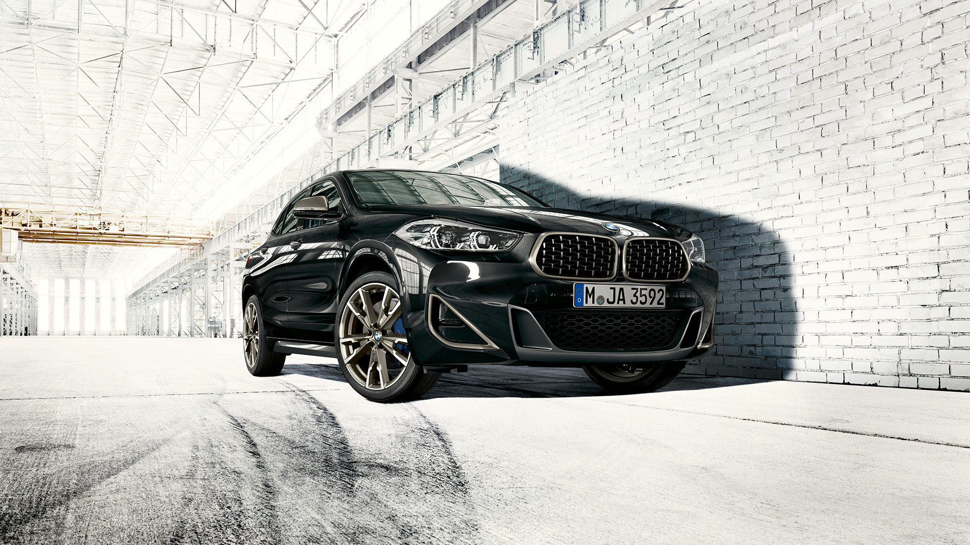Dvostruka rešetka maske BMW-a X2 M35i Tročetvrtinski prikaz dvostruke rešetke maske na prednjem kraju BMW-a X2 M35i Sapphire Black metalik boje F39