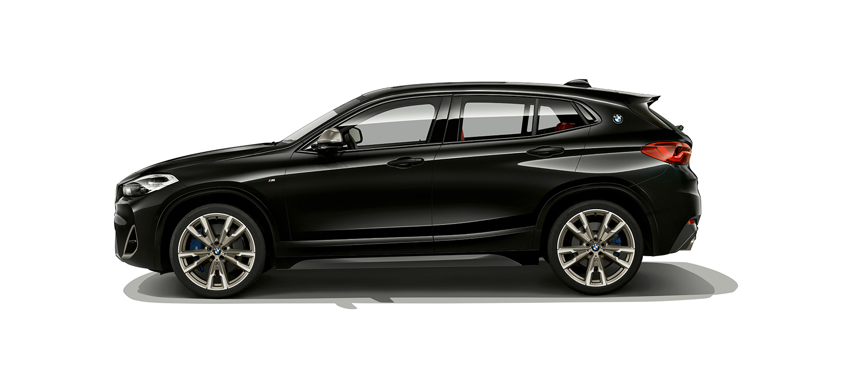 Bočni prikaz BMW-a F39 Bočni prikaz BMW-a X2 M35i Sapphire Black metalik boje F39