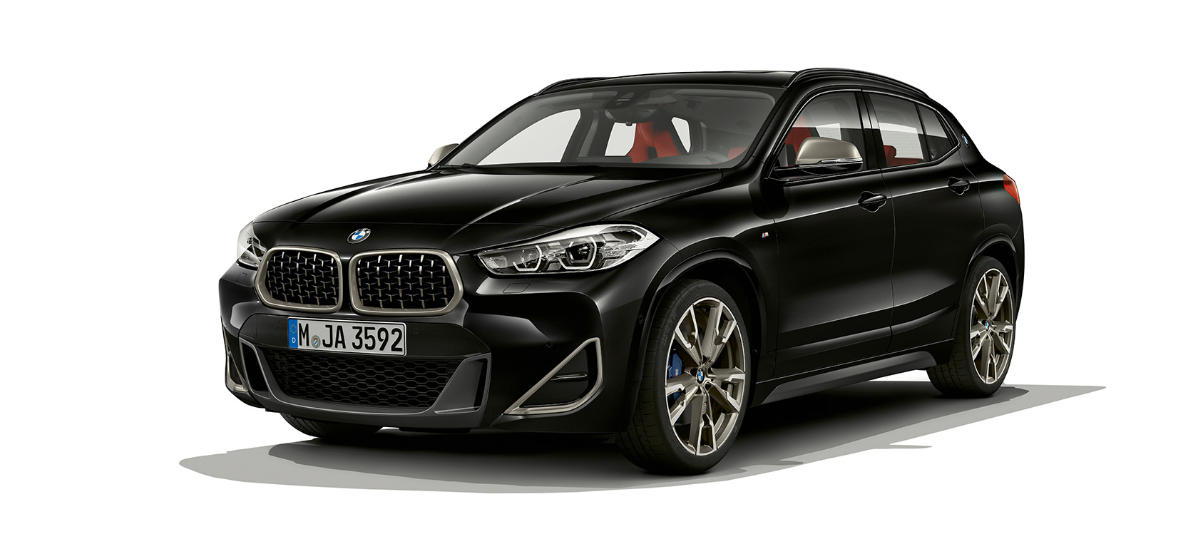 Tročetvrtinski prikaz prednjeg kraja BMW-a X2 M35i F39 Tročetvrtinski prikaz prednjeg kraja BMW-a X2 M35i 2018 F39 Sapphire Black metalik boje