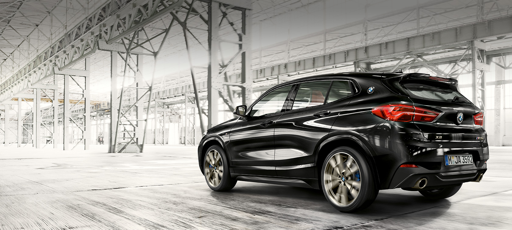 Tročetvrtinski prikaz stražnjeg kraja BMW-a X2 M35i Tročetvrtinski prikaz stražnjeg kraja BMW-a X2 M35i Sapphire Black metalik boje F39