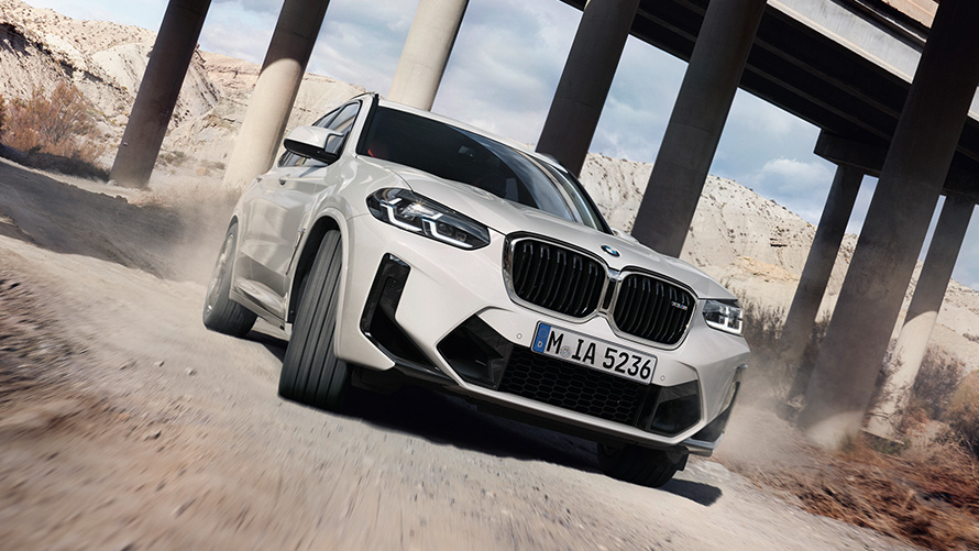 BMW X3 M F97 LCI Facelift 2021 Alpine White tročetvrtinski pogled sprijeda u vožnji zavojem