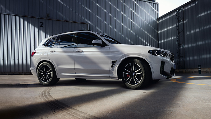 BMW X3 M F97 LCI Facelift 2021 Alpine White pogled s boka u mirovanju