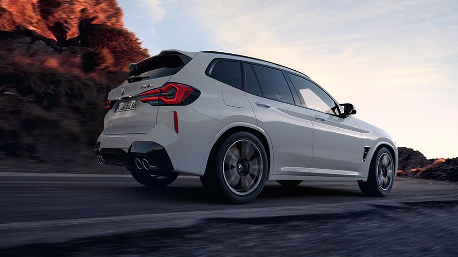 BMW X3 M F97 LCI Facelift 2021 Alpine White bočni pogled iz niskog kuta