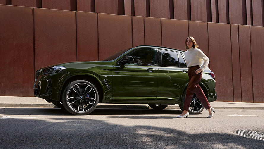 BMW X3 M40i G01 LCI Facelift 2021 Malachite Green metalik pogled s boka sa ženskim modelom