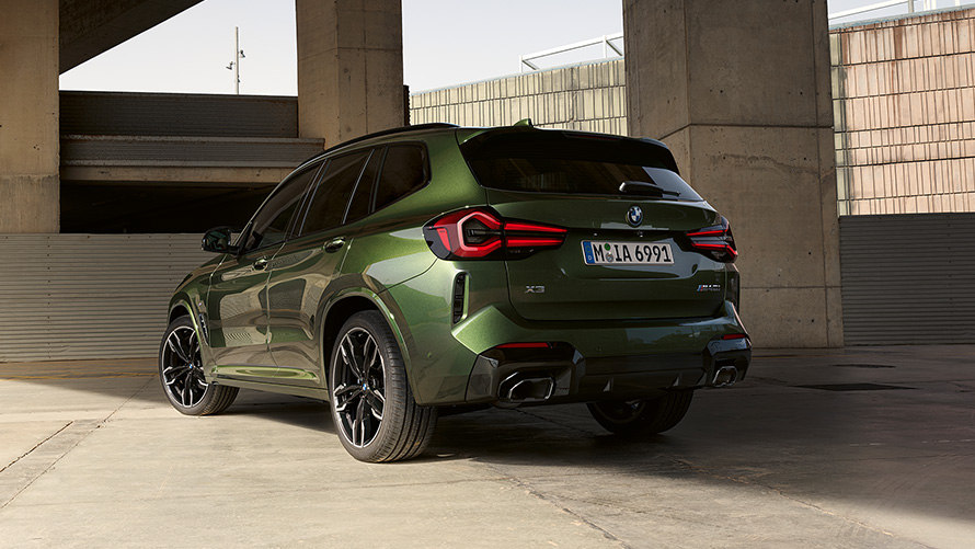 BMW X3 M40i G01 LCI Facelift 2021 Malachite Green metalik tročetvrtinski pogled straga u mirovanju