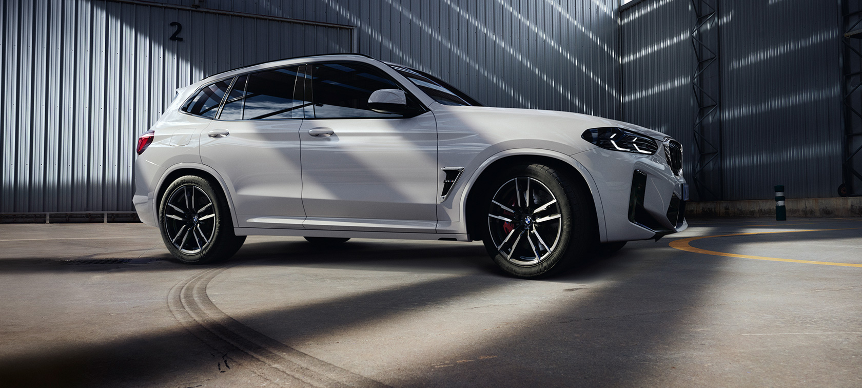BMW X3 M F97 LCI Facelift 2021 tročetvrtinski pogled s boka BMW X3 M F97 LCI Facelift 2021 Alpine White tročetvrtinski pogled s boka
