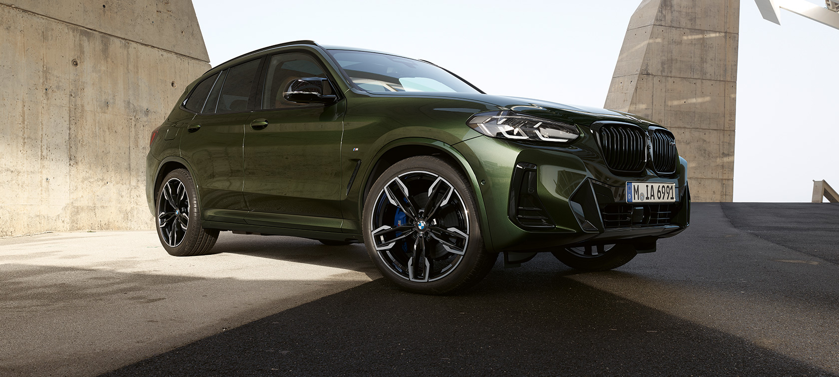 BMW X3 M40i G01 LCI Facelift 2021 tročetvrtinski pogled sprijeda u mirovanju BMW X3 M40i G01 LCI Facelift 2021 Malachite Green metalik tročetvrtinski pogled sprijeda u mirovanju