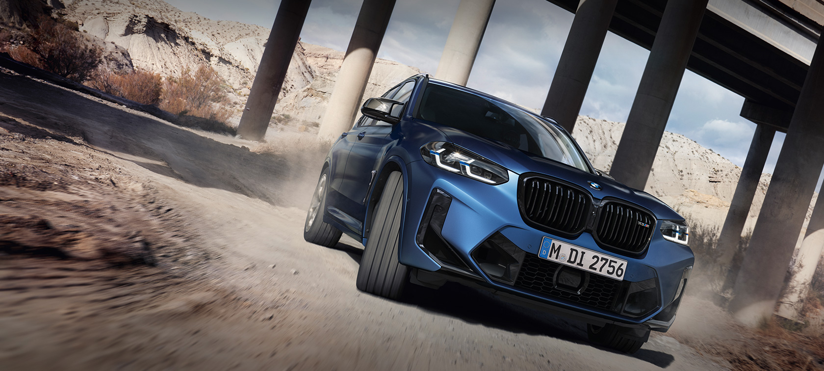 BMW X3 M Competition F97 LCI Facelift 2021 Frozen Marina Bay Blue metalik tročetvrtinski pogled sprijeda u vožnji