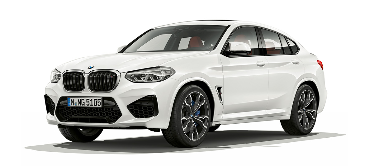 BMW X4 M, tročetvrtinski bočni prikaz. BMW X4 M u Alpine White boji, vanjština, tročetvrtinski bočni prikaz.