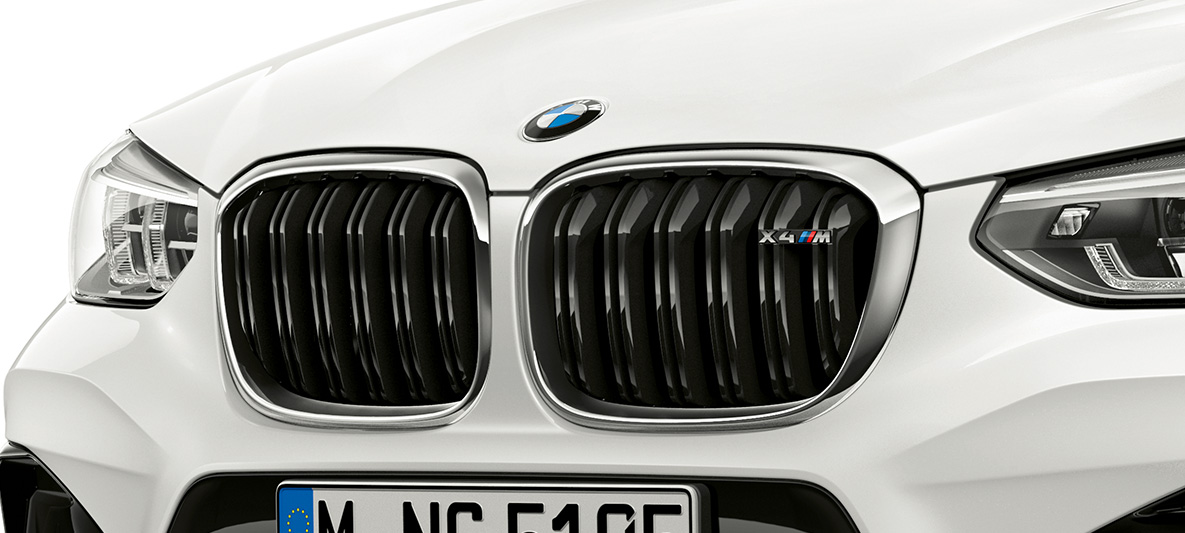 BMW X4 M, M maska. BMW X4 M u Alpine White boji, vanjština, prednji kraj, M maska s kromiranim detaljima i oznakom modela.