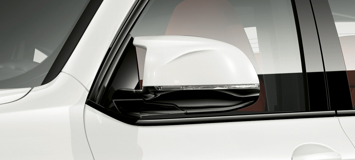 BMW X4 M, kućišta retrovizora u boji karoserije. BMW X4 M u Alpine White boji, vanjština, kućišta retrovizora u boji karoserije.