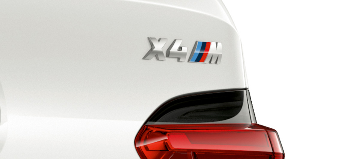 BMW X4 M, oznaka modela. BMW X4 M u Alpine White boji, vanjština, stražnji kraj s oznakom modela.