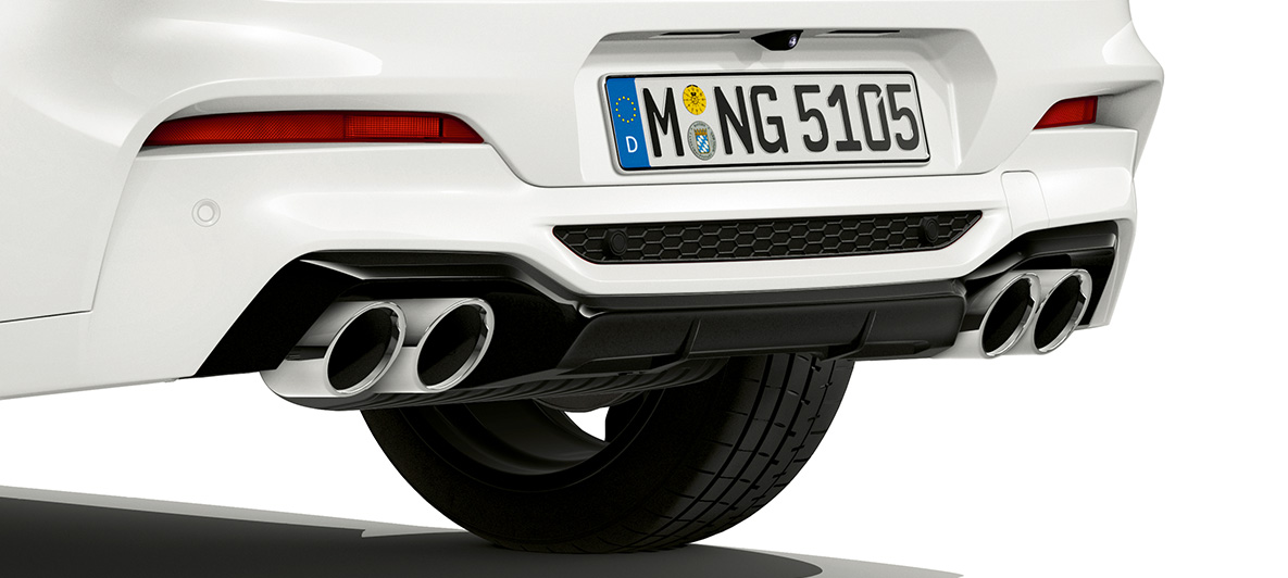 BMW X4 M, kromirane ispušne cijevi. BMW X4 M u Alpine White boji, vanjština, stražnji kraj s kromiranim ispušnim cijevima.