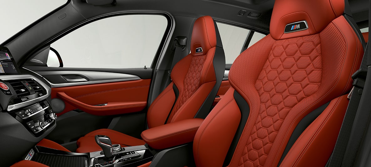 BMW X4 M, sportska sjedala u 'Merino' koži Sakhir Orange boje. BMW X4 M, unutrašnjost, sportska sjedala u 'Merino' koži Sakhir Orange boje.