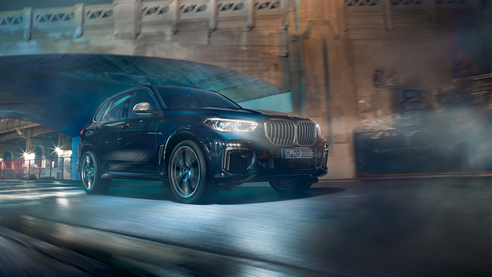 BMW X5 M50i s M TwinPower Turbo osmerocilindarskim benzinskim motorom Tročetvrtinski bočni prikaz BMW-a X5 M50i s M TwinPower Turbo osmerocilindarskim benzinskim motorom G05 Carbon black metalik boje