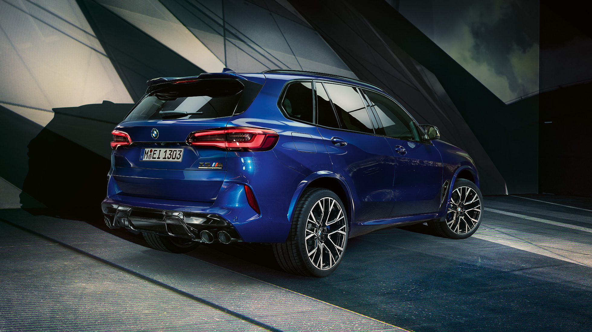 Tročetvrtinski prikaz stražnjeg kraja BMW-a X5 M Competition Tročetvrtinski prikaz stražnjeg kraja BMW-a X5 M Competition s M Sport ispušnim sustavom F95 Marina Bay Blue metalik boje