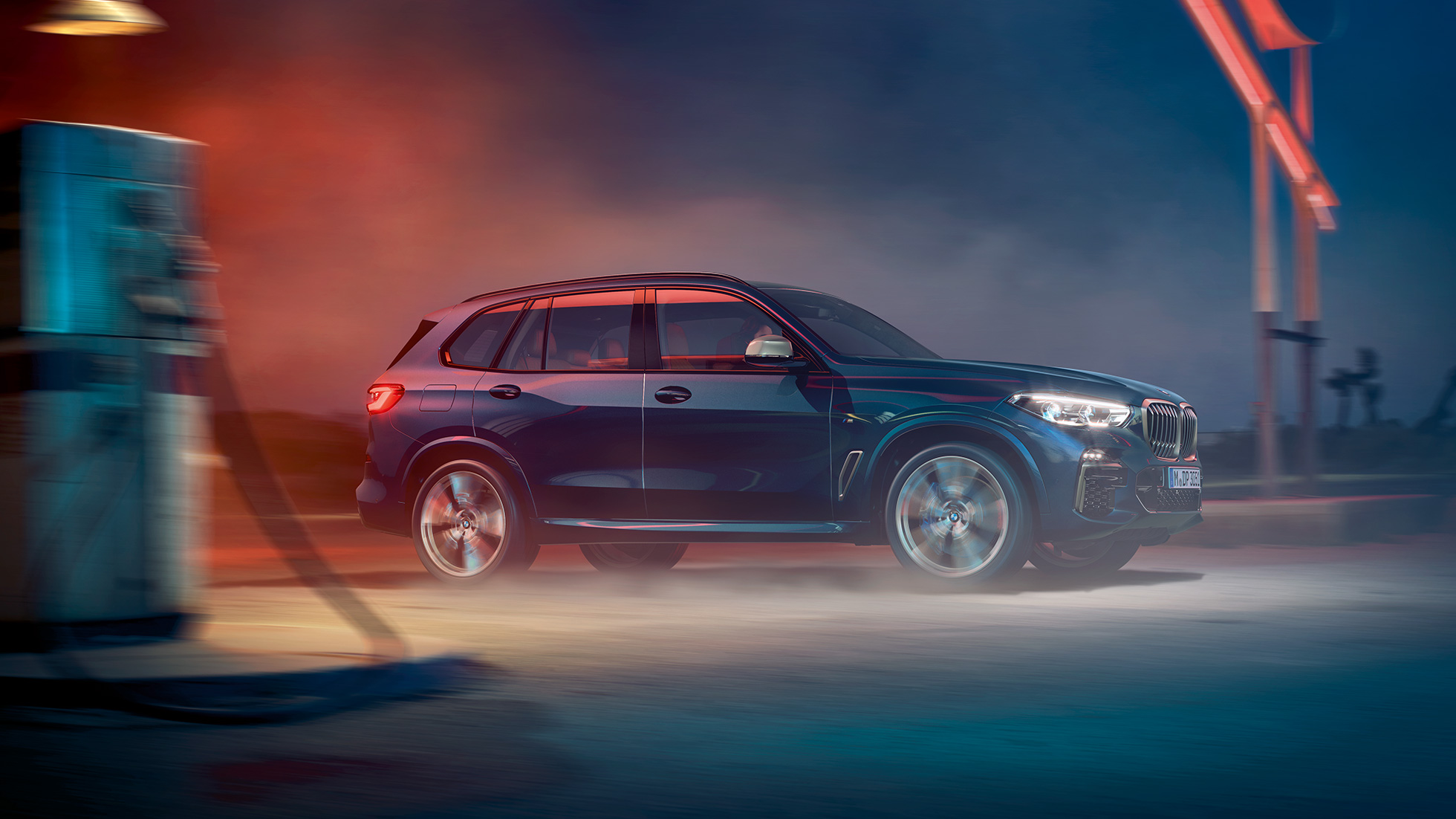 Bočni prikaz BMW-a X5 M50i i M50d Bočni prikaz BMW-a X5 M50i i M50d G05 s M lakometalnim kotačima Carbon crne metalik boje
