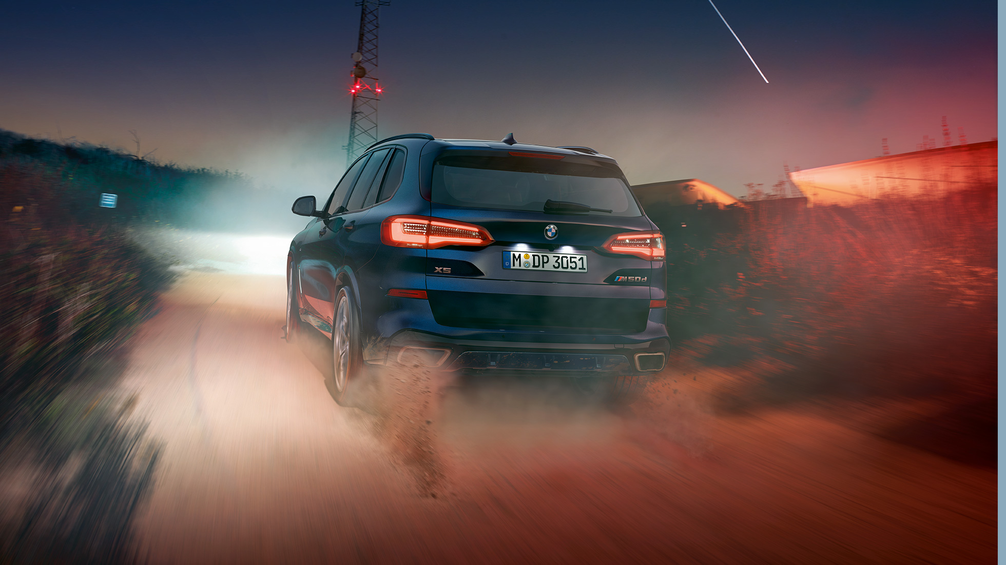 Prikaz stražnjeg kraja BMW-a X5 M50d Prikaz stražnjeg kraja BMW-a X5 M50d s M krovnim spojlerom G05 Carbon crne metalik boje