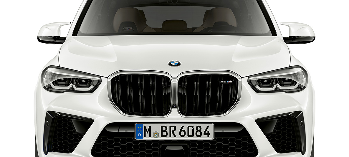 Prednji dio BMW X5 M F95 M dupla bubrežna maska BMW X5 M Mineral white F95 2020 SUV pogled sprijeda