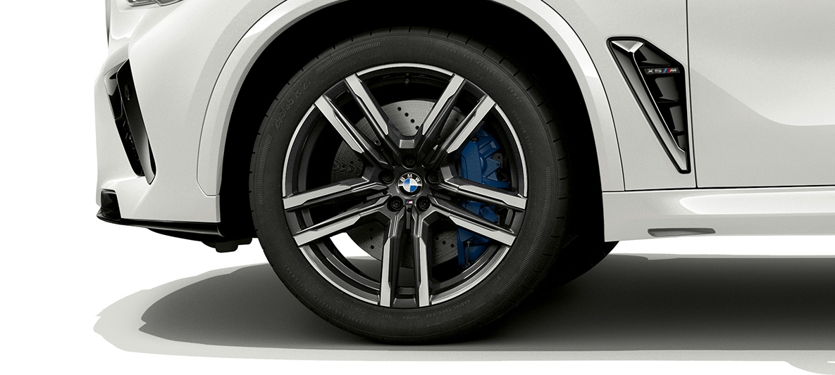 21-inčni M lakometalni kotači Bicolor Orbitgrey BMW X5 M F95 21-inčni M lakometalni kotači Bicolor Orbitgrey BMW X5 M Mineral white F95 2020 SUV pogled izbliza