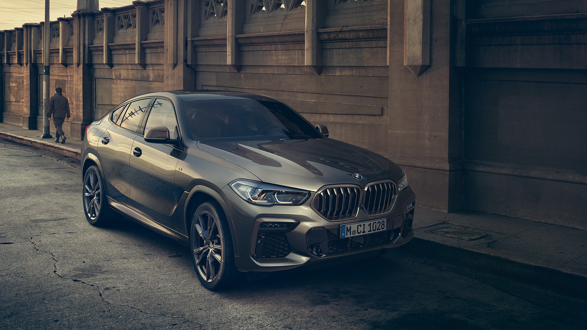 BMW X6 M50i s M TwinPower Turbo osmerocilindarskim benzinskim motorom Tročetvrtinski bočni prikaz BMW-a X6 M50i s M TwinPower Turbo osmerocilindarskim benzinskim motorom G06 Manhattan metalik boje