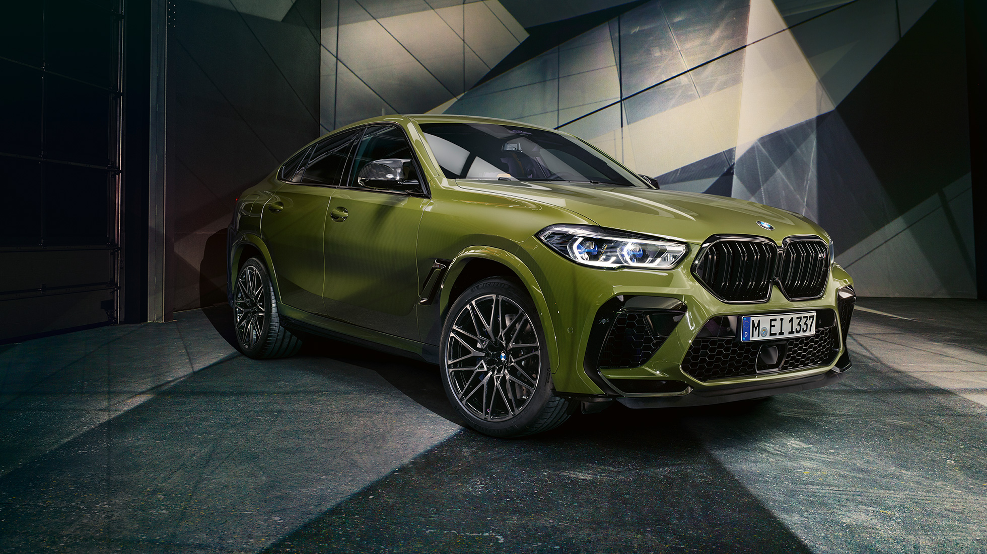 M dvostruka rešetka maske BMW-a X6 M Competition Tročetvrtinski prikaz prednjeg kraja i M dvostruke rešetke maske BMW-a X6 M Competition F96 2020 BMW Individual specijalne boje karoserije Urban Green SUV