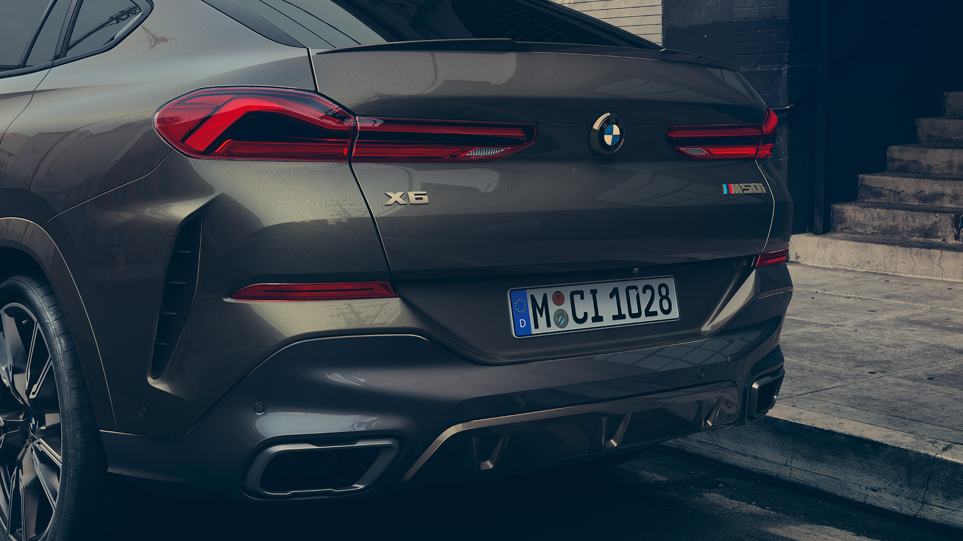 Stražnji kraj BMW-a X6 M50i Detaljan prikaz stražnjeg kraja BMW-a X6 M50i