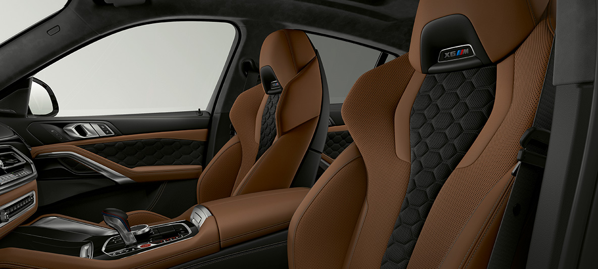 M multifunkcionalna sjedala BMW X6 M F96 M multifunkcionalna sjedala sa X6 M logotipom BMW X6 M F96 2020 SUV unutrašnjost