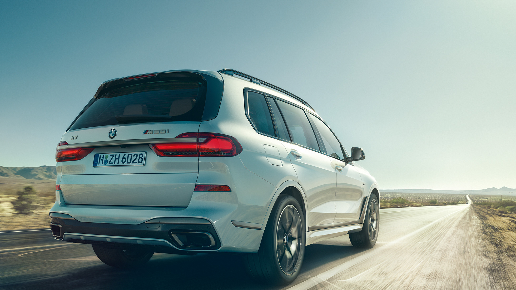 BMW X7 M50i, tročetvrtinski prikaz stražnjeg kraja BMW X7 M50i u Mineral White boji, tročetvrtinski prikaz stražnjeg kraja, G07, 2019