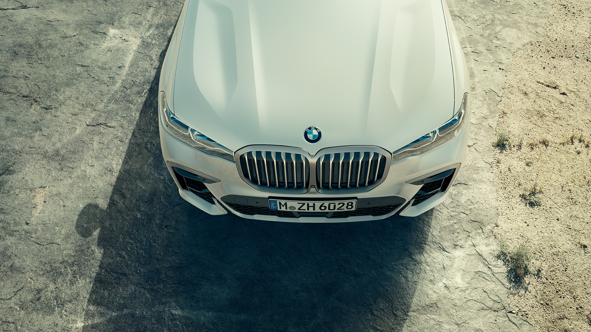 BMW X7 M Automobili, prednji kraj s BMW rešetkom maske BMW X7 M Automobili M50d i M50i, prednji kraj i poklopac motora iz ptičje perspektive, G07, 2019
