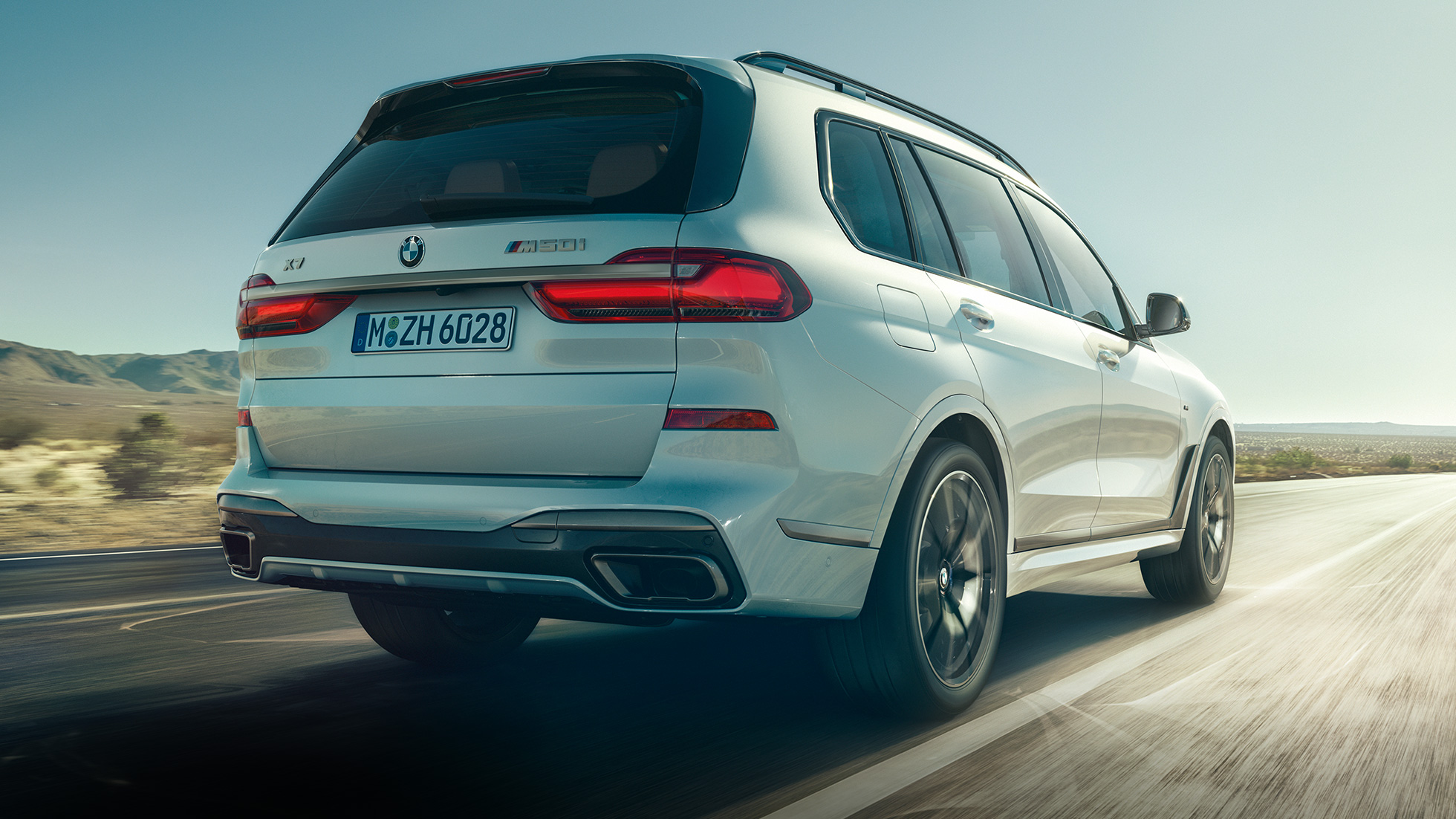 BMW X7 M50i , prikaz stražnjeg kraja BMW X7 M50i u Mineral White boji, u vožnji, prikaz stražnjeg kraja, G07, 2019