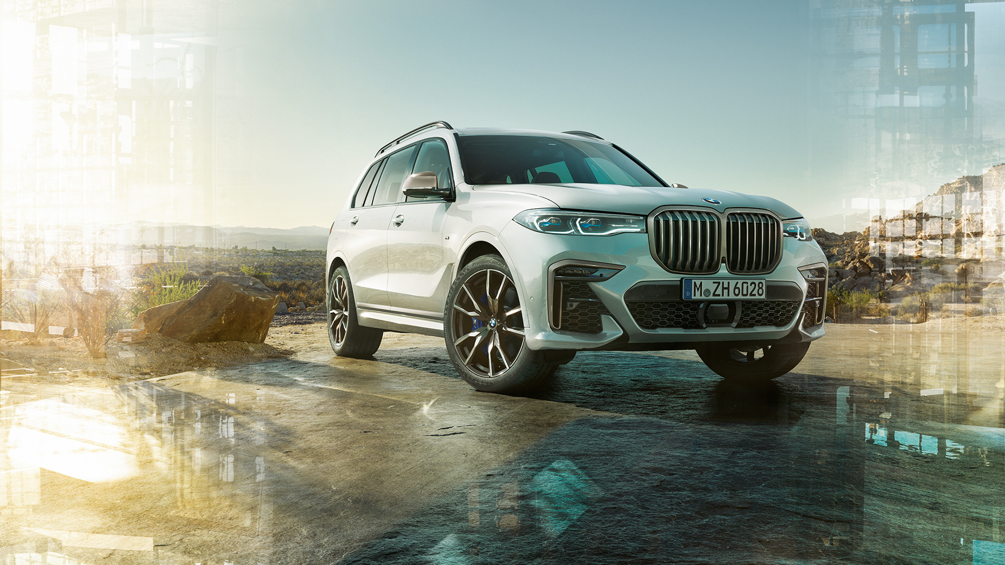 BMW X7 M, tročetvrtinski prednji pogled BMW X7 M u Mineral White boji, u mirovanju, tročetvrtinski prednji pogled, G07, 2019