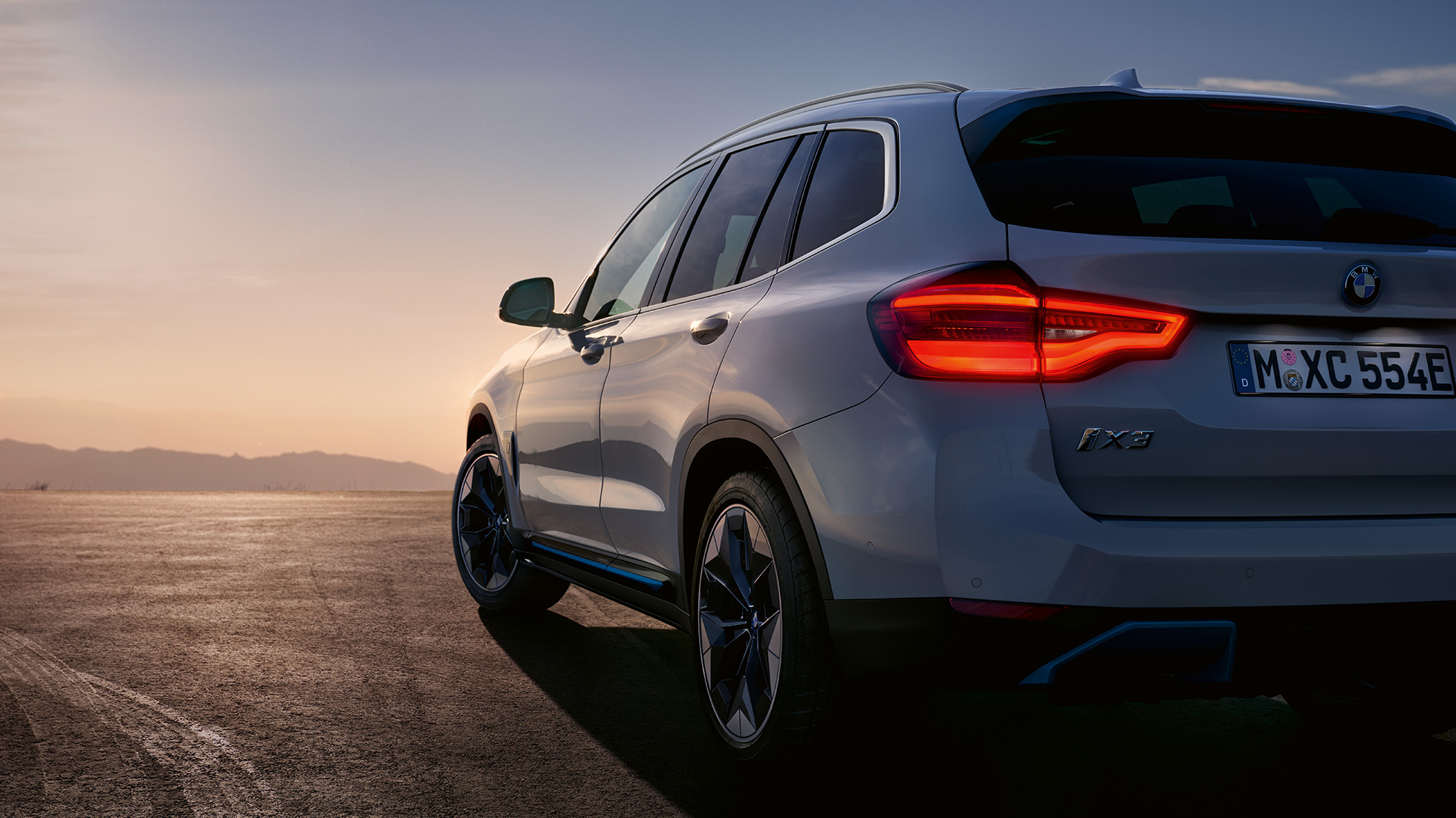 BMW iX3 G08 tročetvrtinski stražnji prikaz na cesti BMW iX3 G08 2020 Mineral White metalik tročetvrtinski stražnji prikaz na cesti