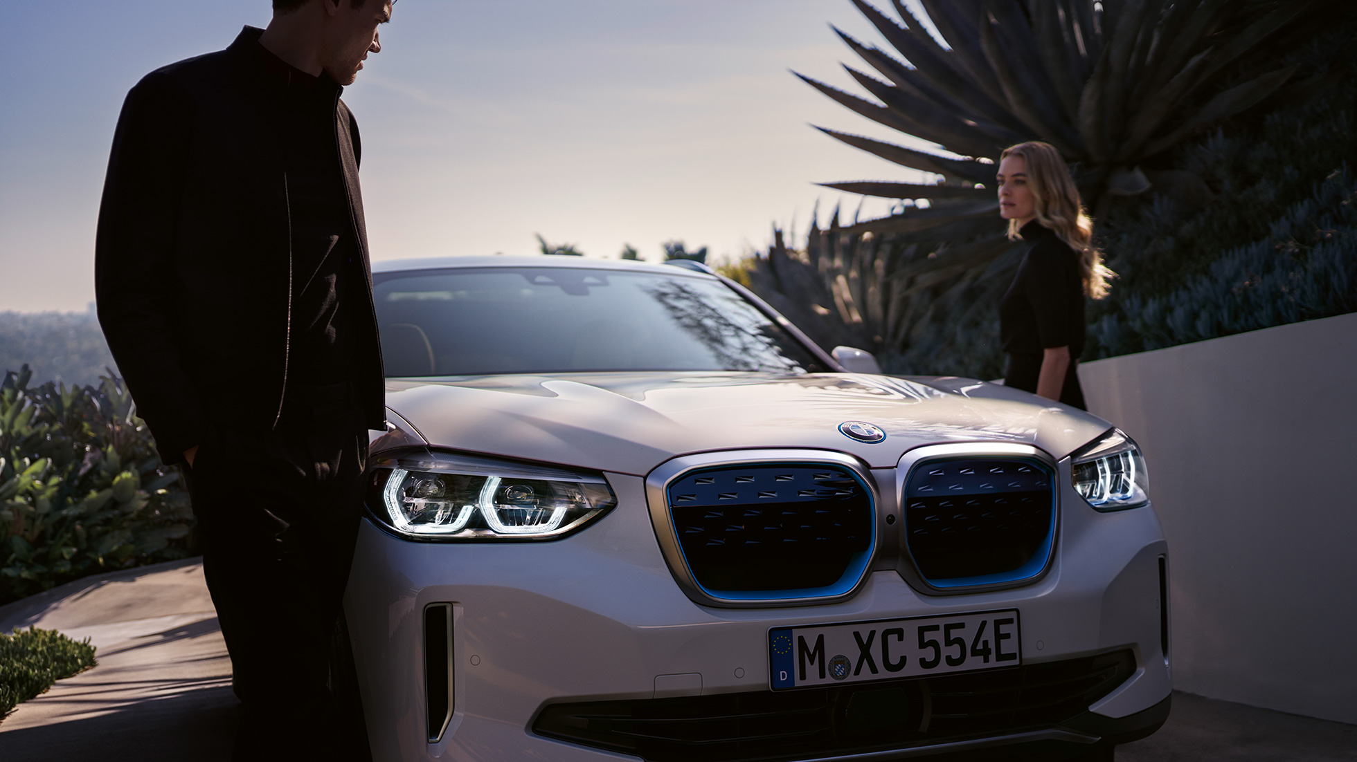 BMW iX3 G08 tročetvrtinski prednji prikaz s BMW i rešetkom bubrega BMW iX3 G08 2020 Mineral White metalik tročetvrtinski prednji prikaz s BMW i rešetkom bubrega