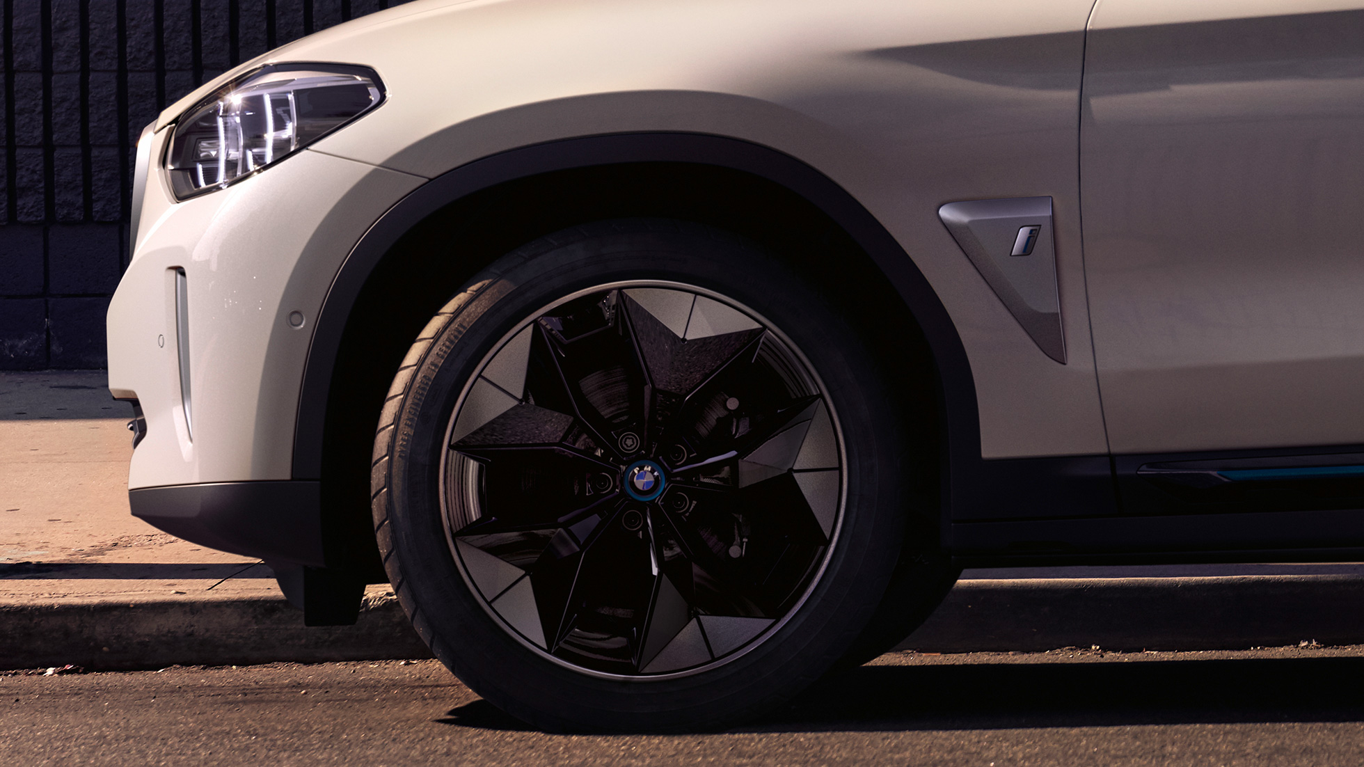 Aerodinamični naplatci BMW iX3 G08 metalik krupni plan naplatak Aerodinamični naplatci BMW iX3 G08 2020 Mineral White metalik krupni plan naplatak vanjština