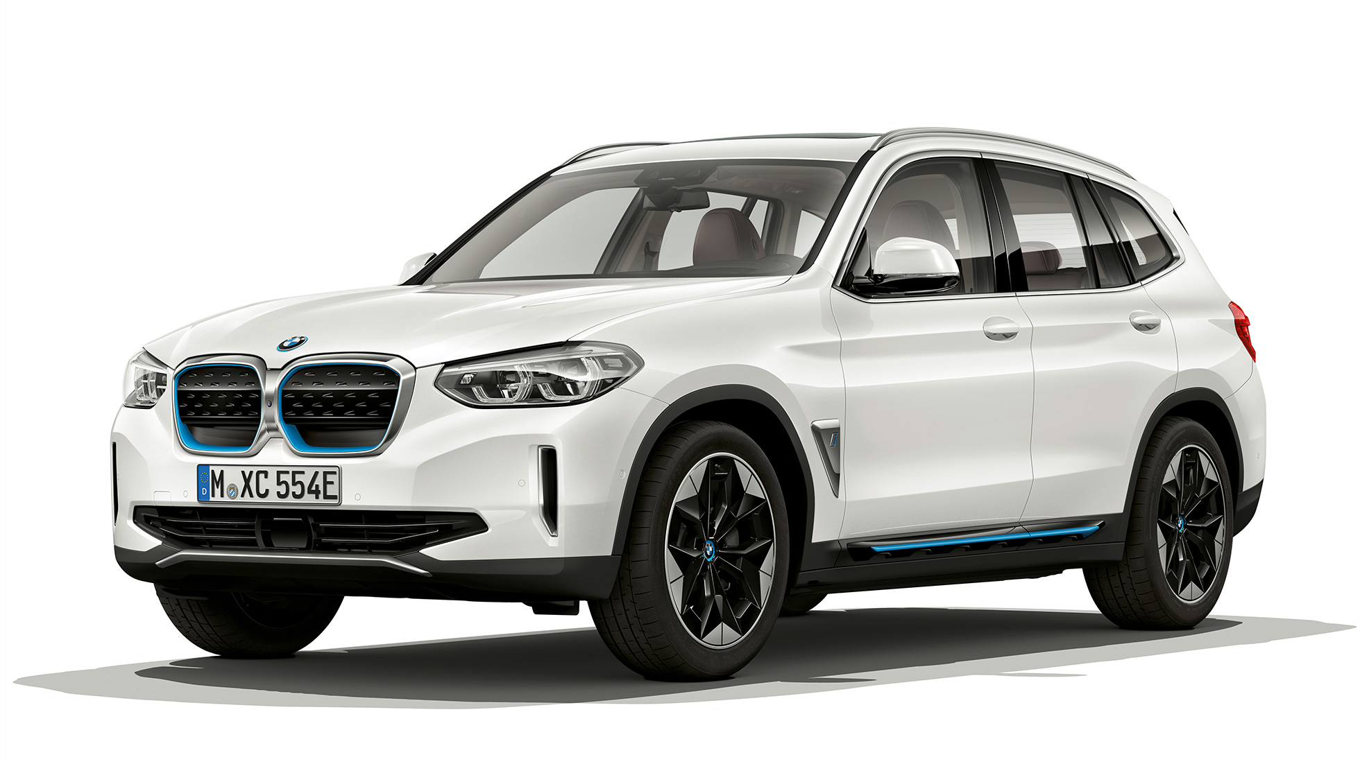 BMW iX3 G08 Model “Impressive” tročetvrtinski prednji prikaz BMW iX3 G20 2020 Model “Impressive! Mineral White metalik tročetvrtinski prednji prikaz