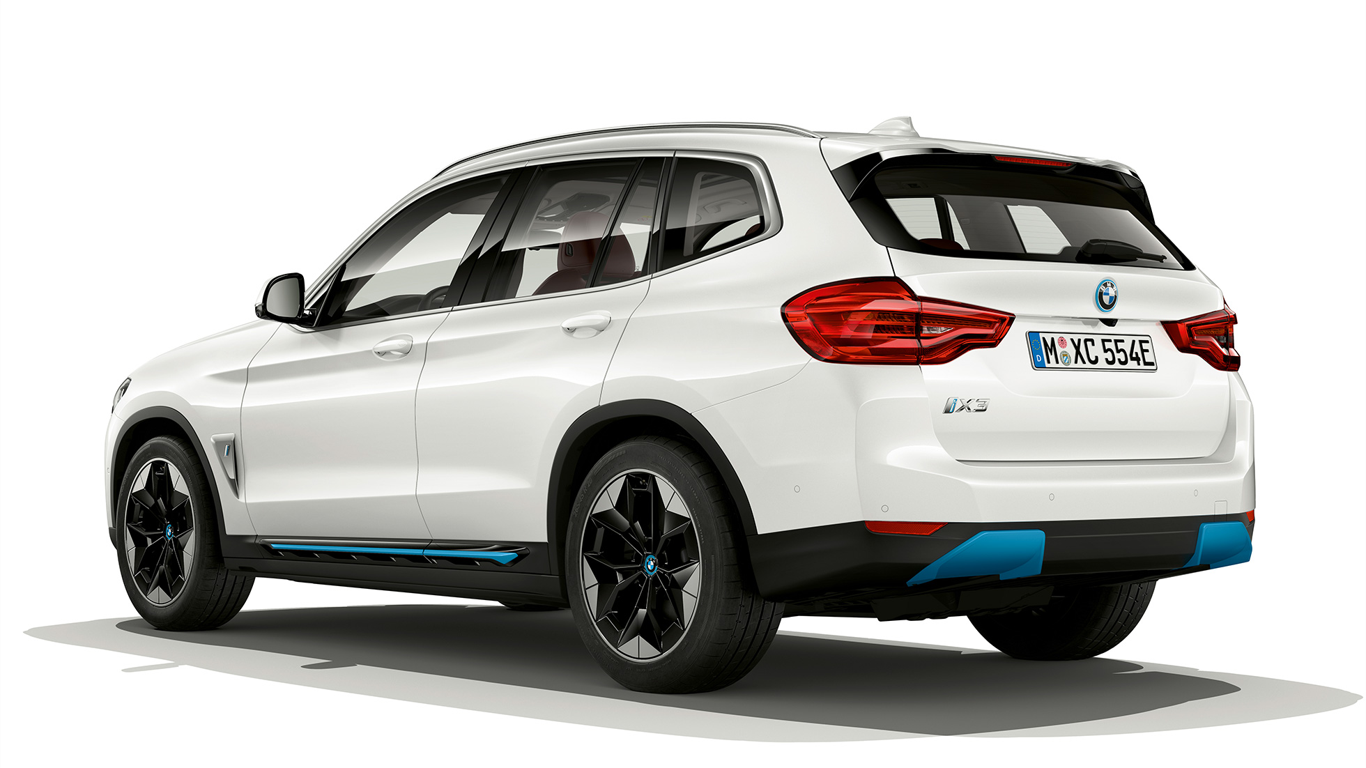BMW iX3 G08 Model “Impressive” tročetvrtinski stražnji prikaz BMW iX3 G08 2020 Model “Impressive” Mineral White metalik tročetvrtinski stražnji prikaz