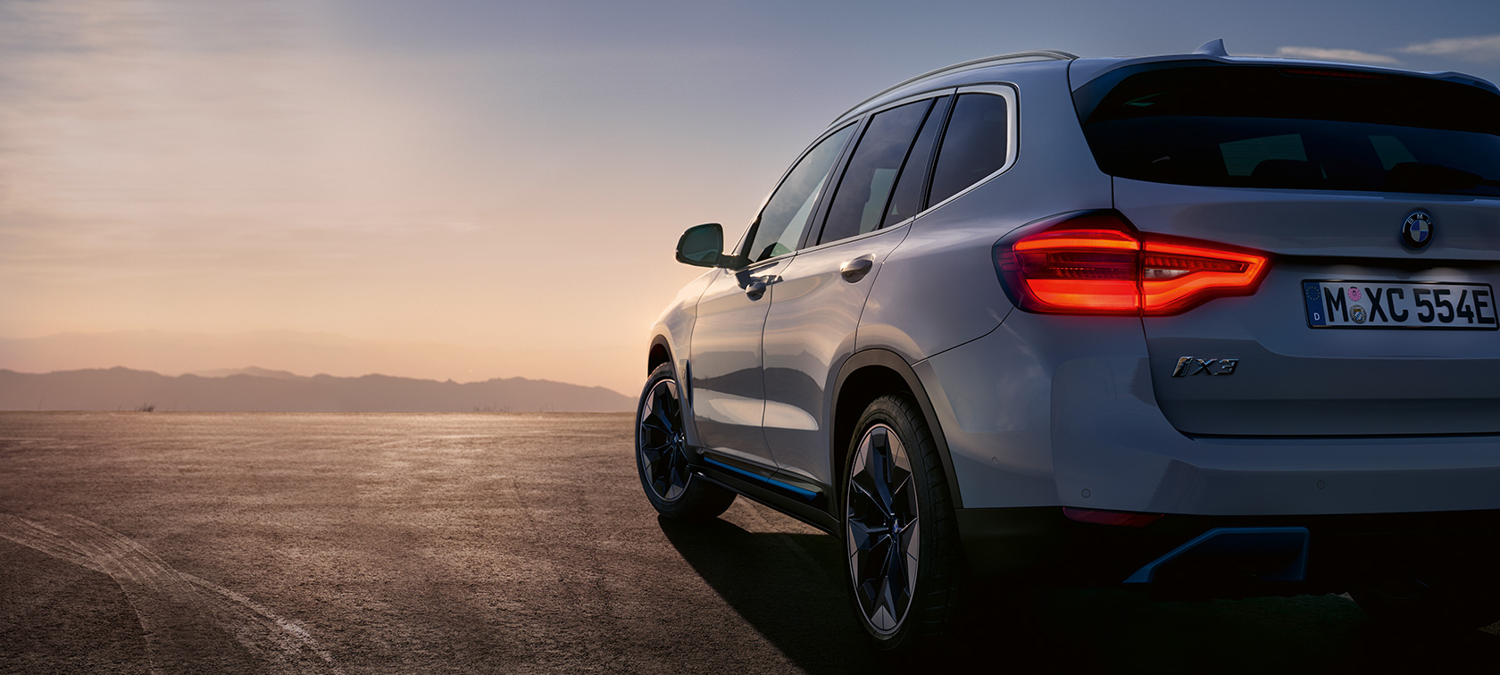 BMW iX3 G08 na ulici BMW iX3 G08 2020 Mineral White metalik tročetvrtinski stražnji prikaz na ulici