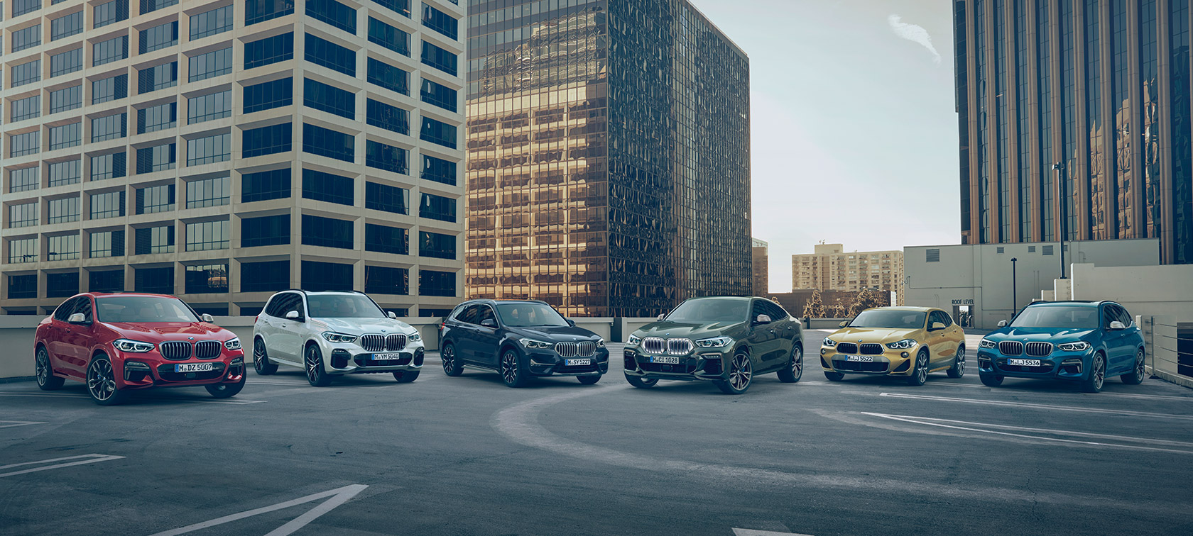 BMW X vozila na parkiralištu ispred zgrada BMW serije X; BMW X vozila na parkiralištu ispred zgrada