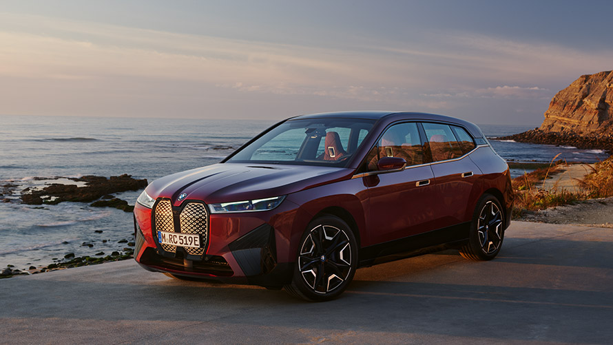 Tročetvrtinski bočni prikaz BMW-a iX I20 prve generacije BMW serije X; Tročetvrtinski bočni prikaz BMW-a iX I20 prve generacije