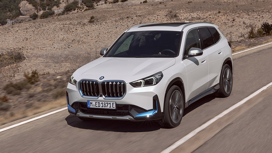 BMW iX1 U11 prva generacija tri četvrtine pogled sprijeda vožnja po cesti BMW serije X BMW iX1 U11 prva generacija tročetvrtinskog pogleda sprijeda u vožnji cestom